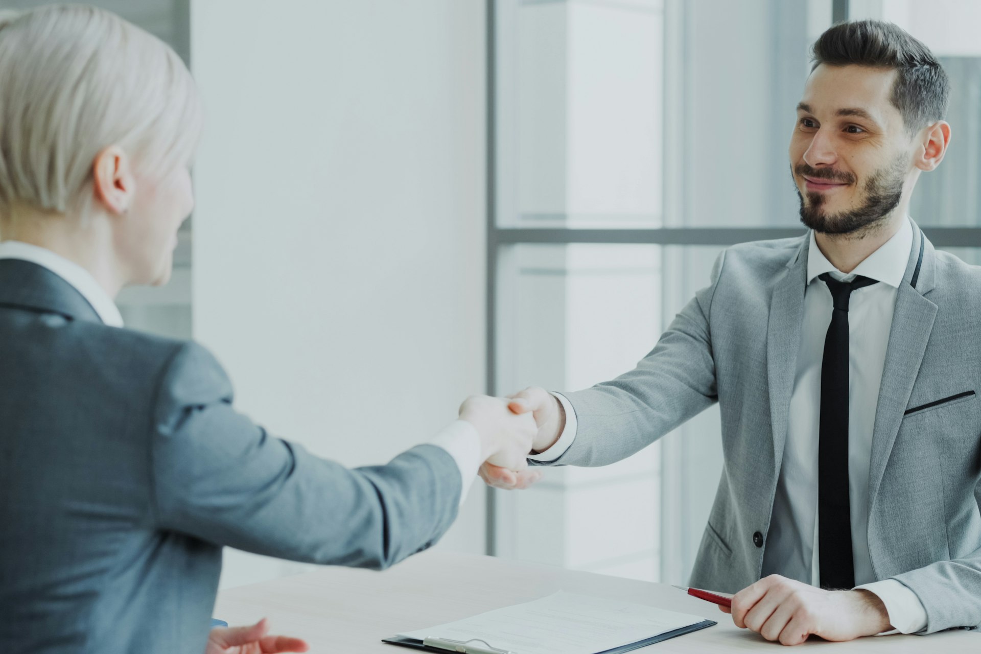 Como escolher uma consultoria de IA: 10 perguntas para fazer antes de contratar